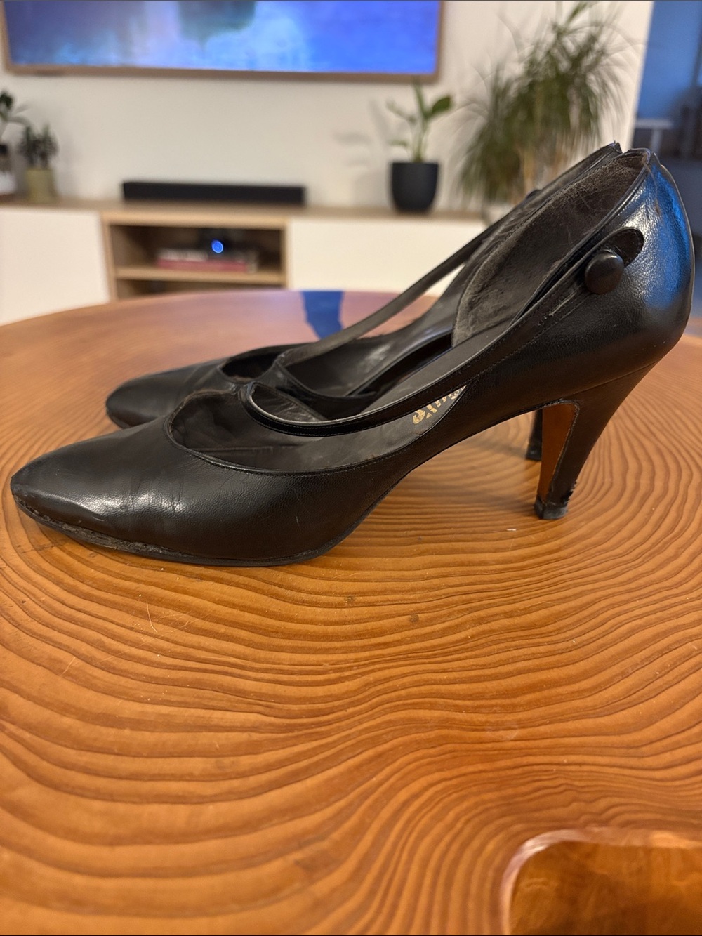 Ingledew’s Black Pointed Leather Mary Jane Pumps - size 5 1/2